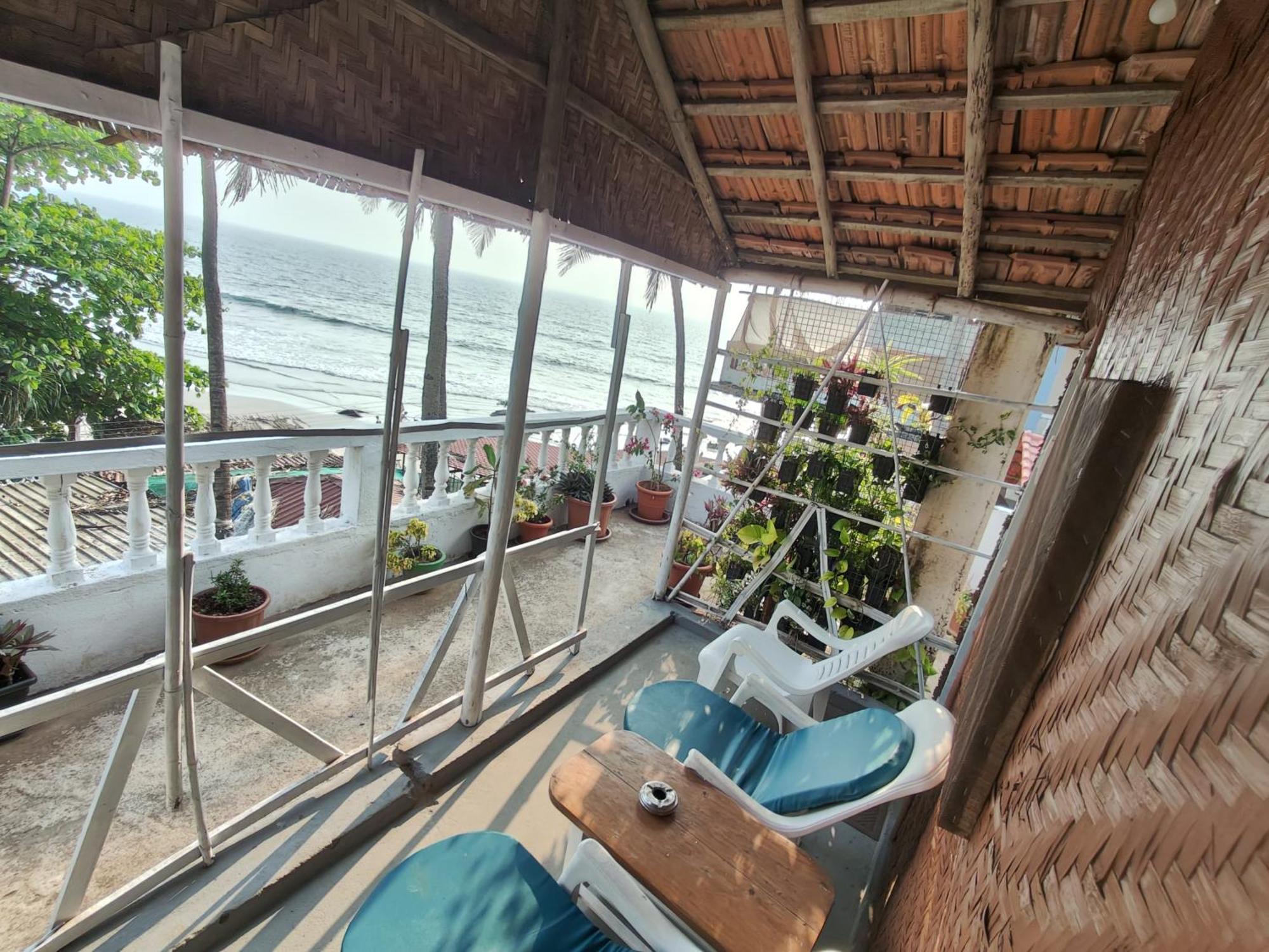 This Is It Beachfront - Rooms, Cafe & Events Arambol Kültér fotó